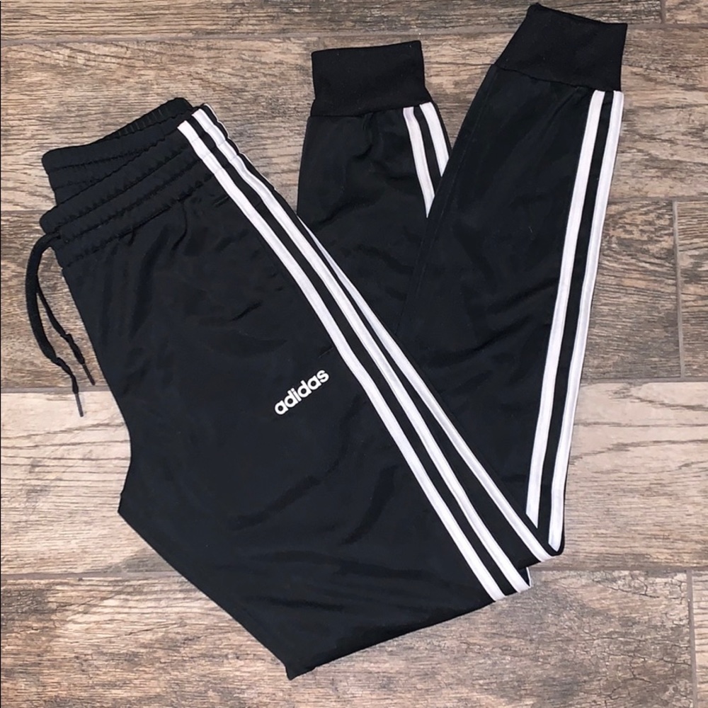 adidas Women’s Joggers🖤